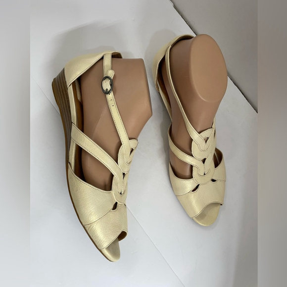 Clarks Cream Women's Wedge Sandals - Picture 1 of 6